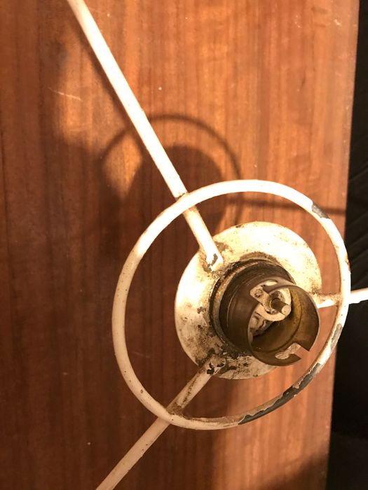 Abajour branco com debroado dourado diâmetro 46