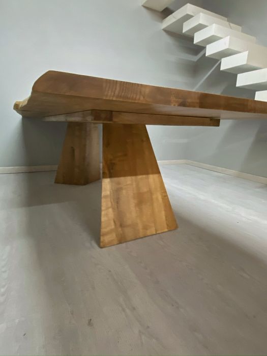 Mesa de jantar de madeira maciça