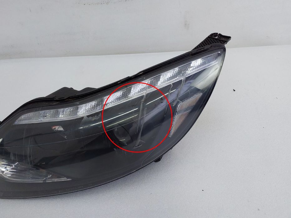 Ótica / farol esquerda FORD Focus III
