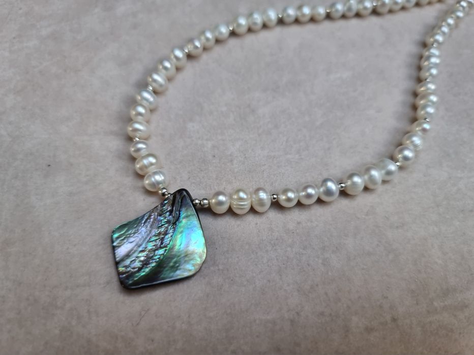 Wyjątkowy naszyjnik białe perły naturalne zawieszka Paua Abalone