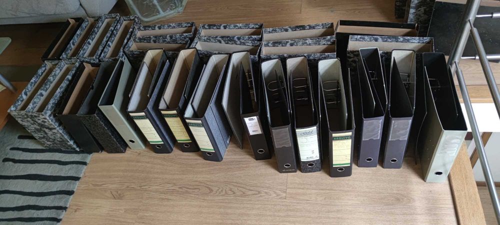 Pastas / Capas A4 de arquivo com caixa em bom estado