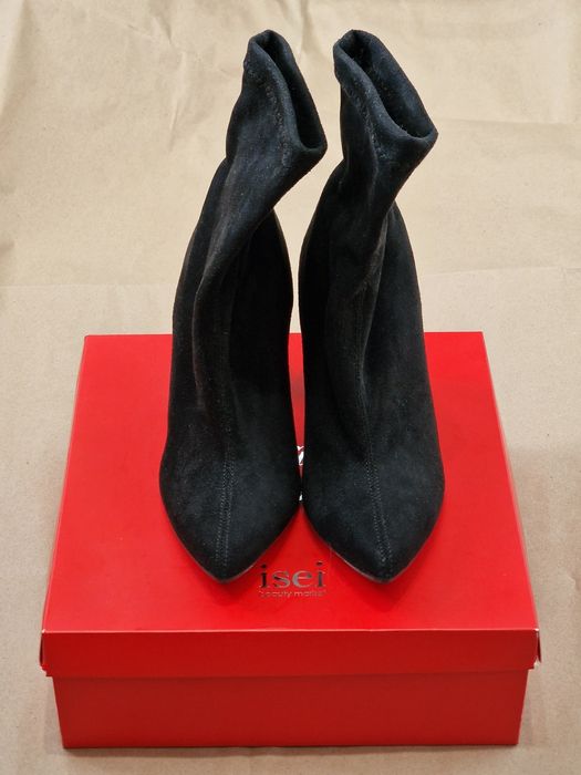 Чорні замшеві ботильйони-панчохи на високих підборах від Raffiné, 38 р