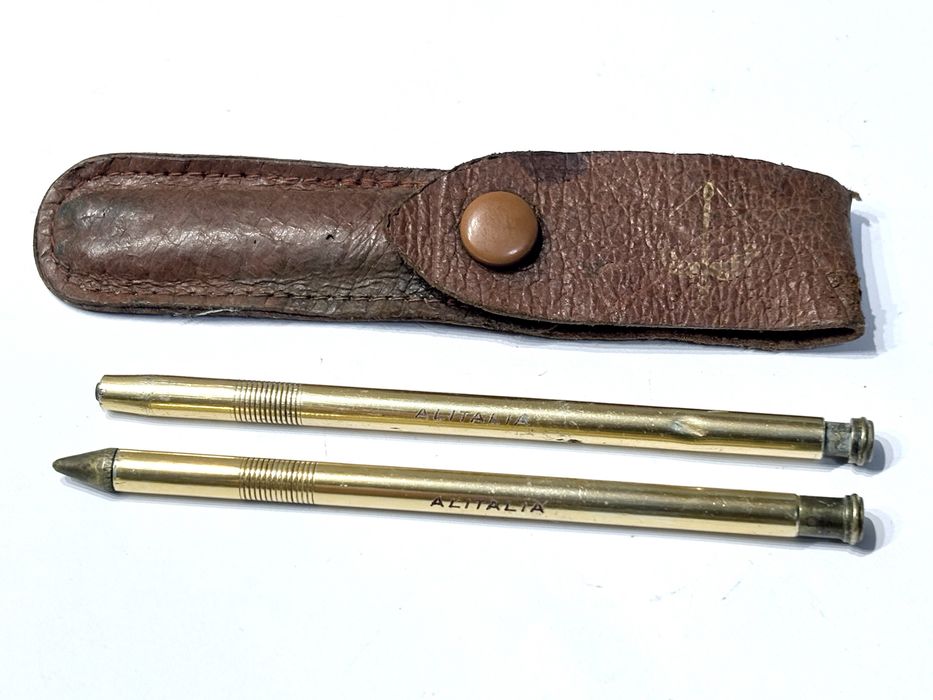 Conjunto de pequena caneta e lápis da companhia de aviação Alitalia