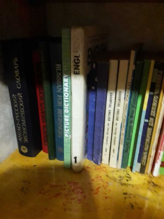 Продам словари, учебники, разговорники на английском языке