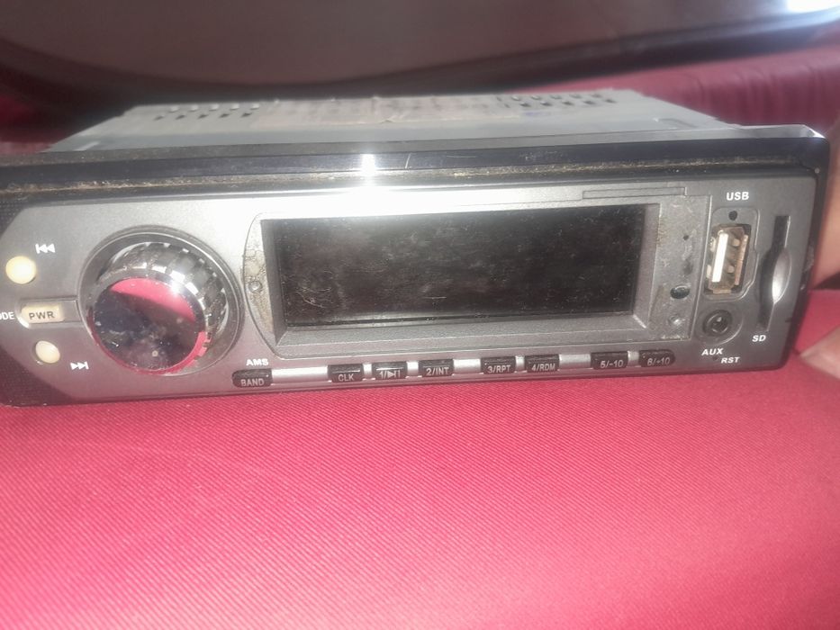 Autorradio c/ comando e entrada usb 15€