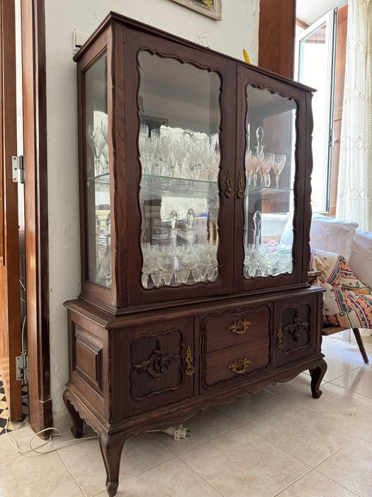 Cristaleira em Madeira