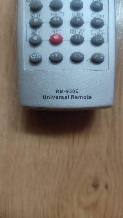 Pilot do telewizora uniwersalny model RM-950E