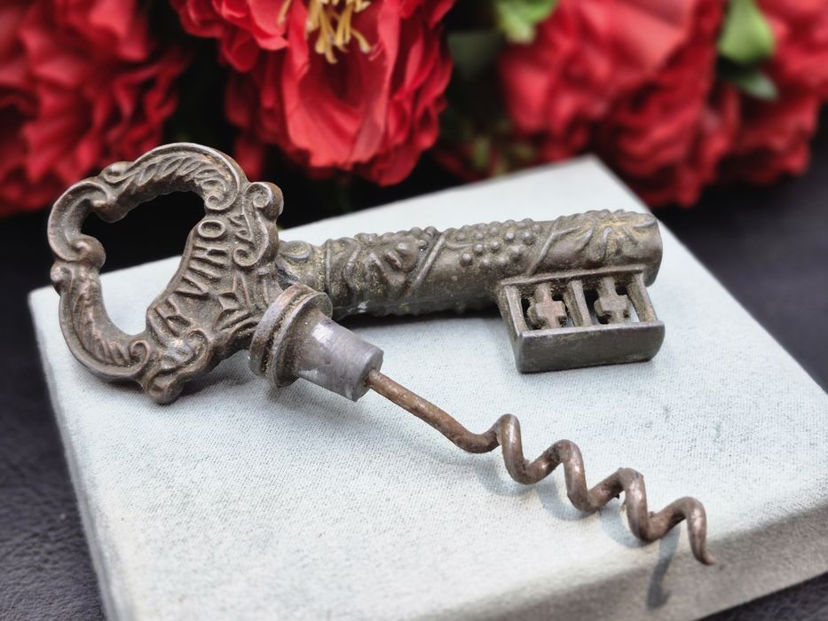 Stary otwieracz do butelek korkociąg