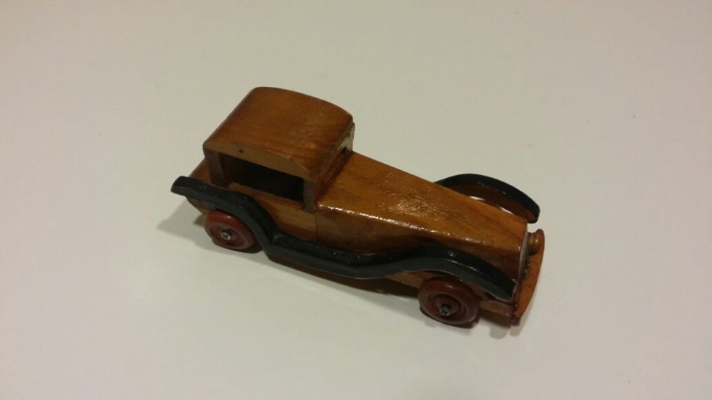 Carrinhos de madeira