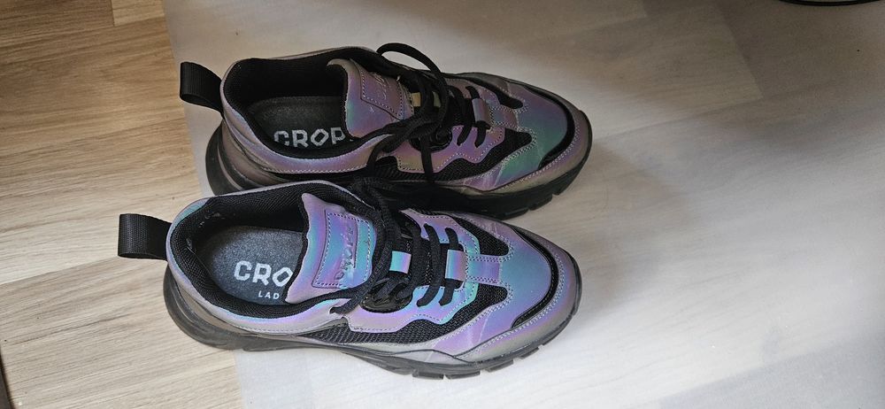 Dinozaur i Sneakersy odblaskowe holograficzne cropp