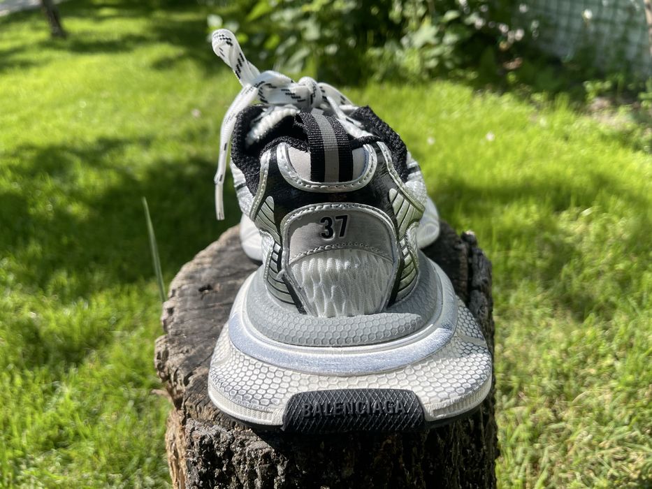 Продаються кросівки