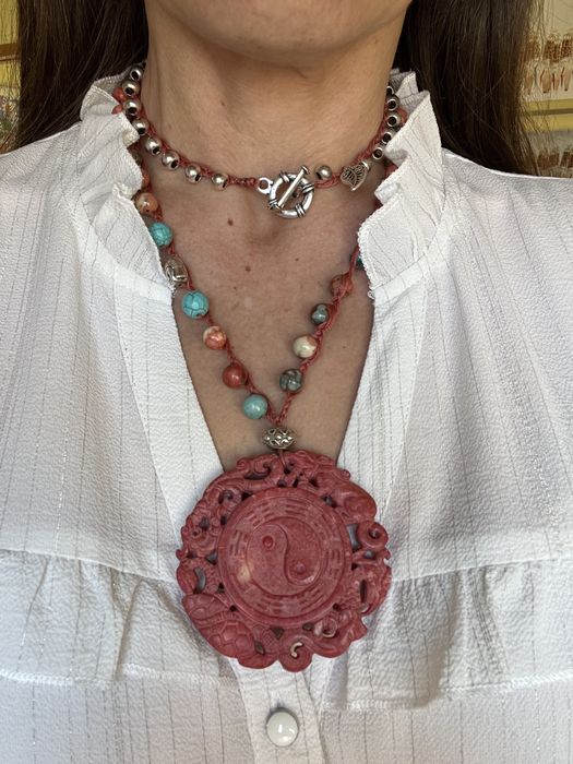 Colar HARMONIA azul/coral vom medalhão Yin/Yang