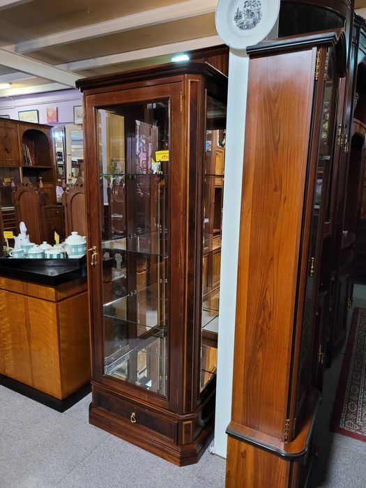 Cristaleira em madeira, prateleiras em vidro e fundo em es