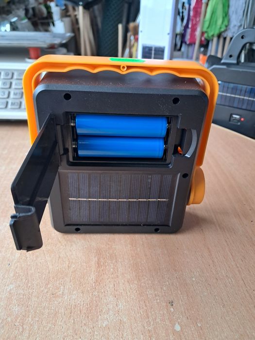 Ліхтарик на 2 акумуляторах + сонячна панель!