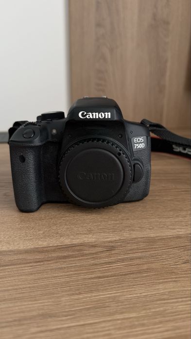 Canon EOS 750D + об'єктиви 50mm f/1.8 та 18-55mm + сумка
