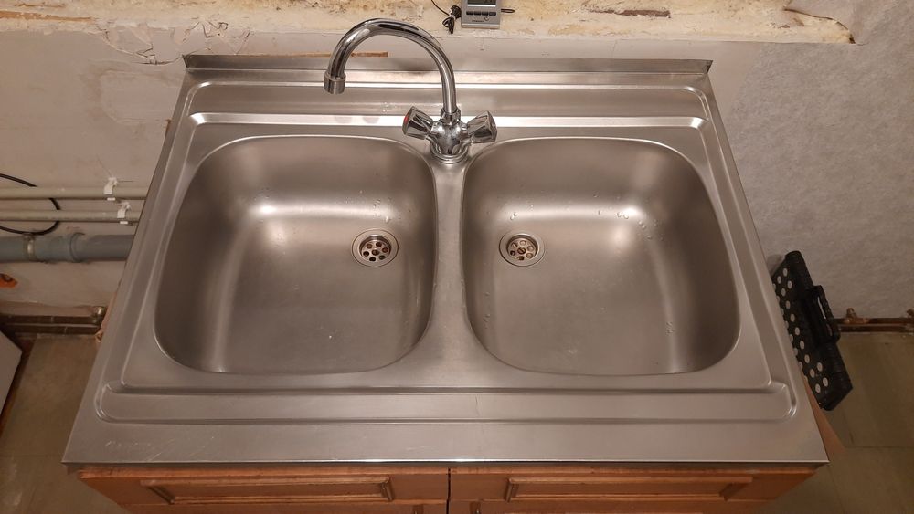 Zlew z kranem i odpływem.