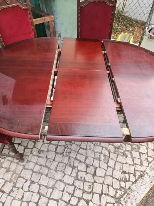 Mesa de abrir e cadeiras