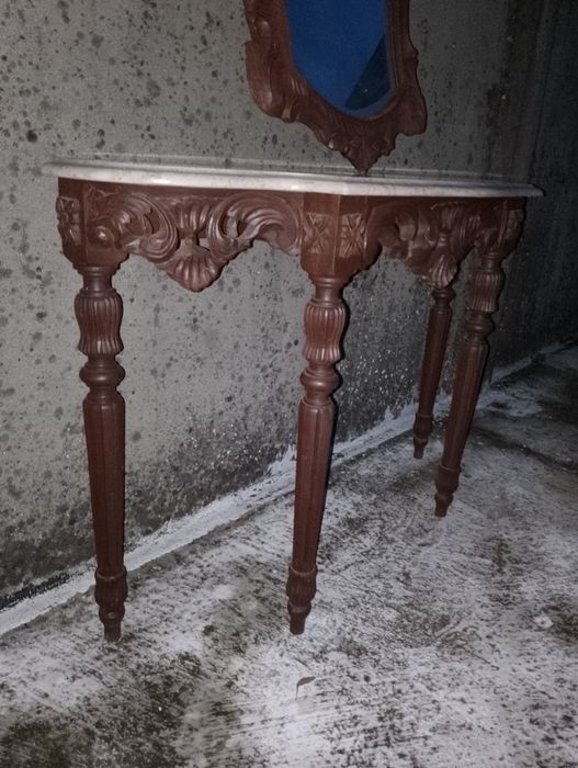 Credência e espelho de madeira e tampo em mármore