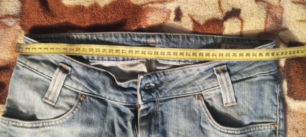 Niebieskie damskie spodnie jeansowe.