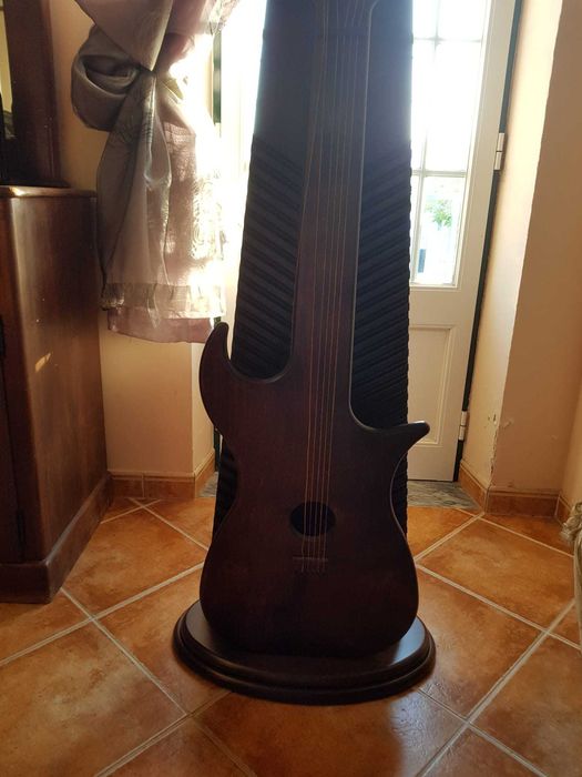 Guitarra para CDs em carvalho escurecido