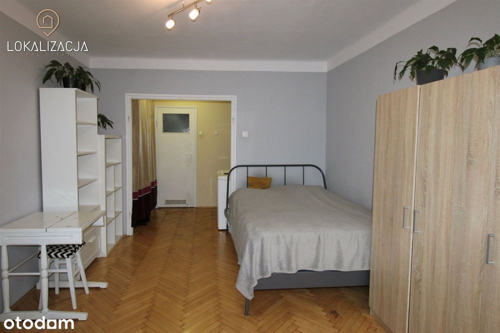 Przestronna umeblowana kawalerka z osobną kuchnią,