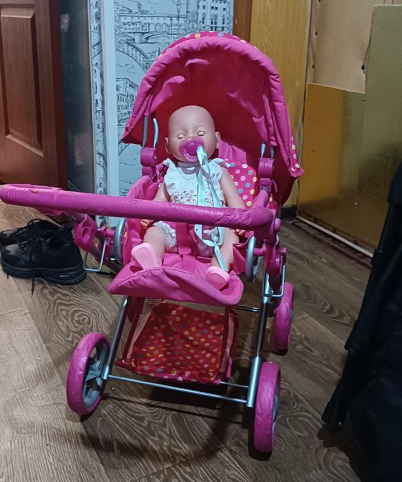 Коляска з лялькой.  Самовивіз.