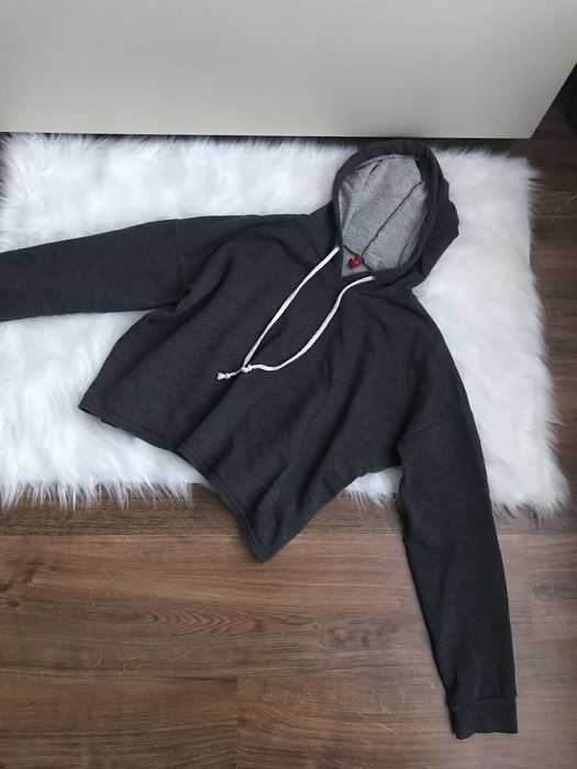 Жіноча вкорочена чорна футболка одяг худі кофта світшот безкоштовно