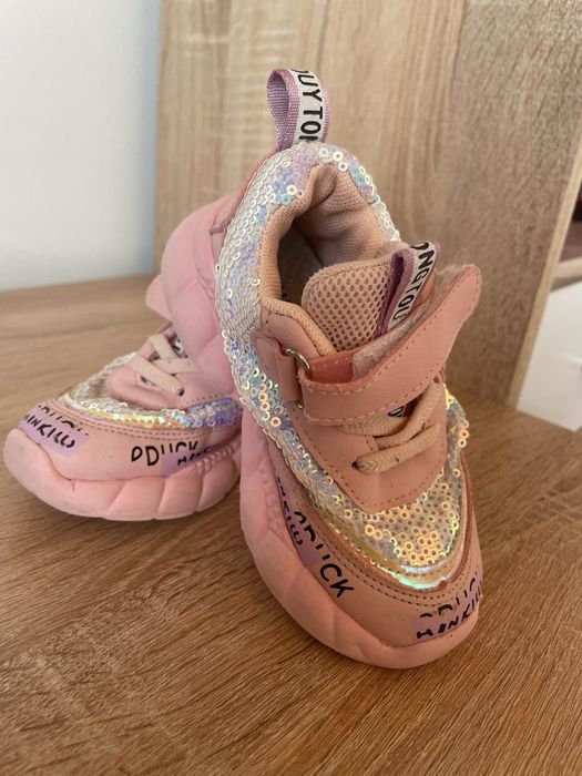 Взуття для дівчинки