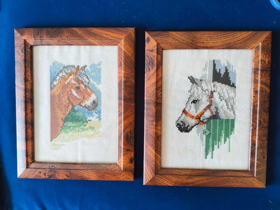 Par de Quadros Vintage em Ponto Cruz - Cavalos (Artesanal c/ Vidro)