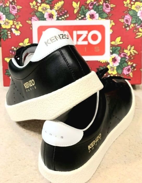 Sapatilhas KENZO. Couro. Tamanhos 43-44. 300€