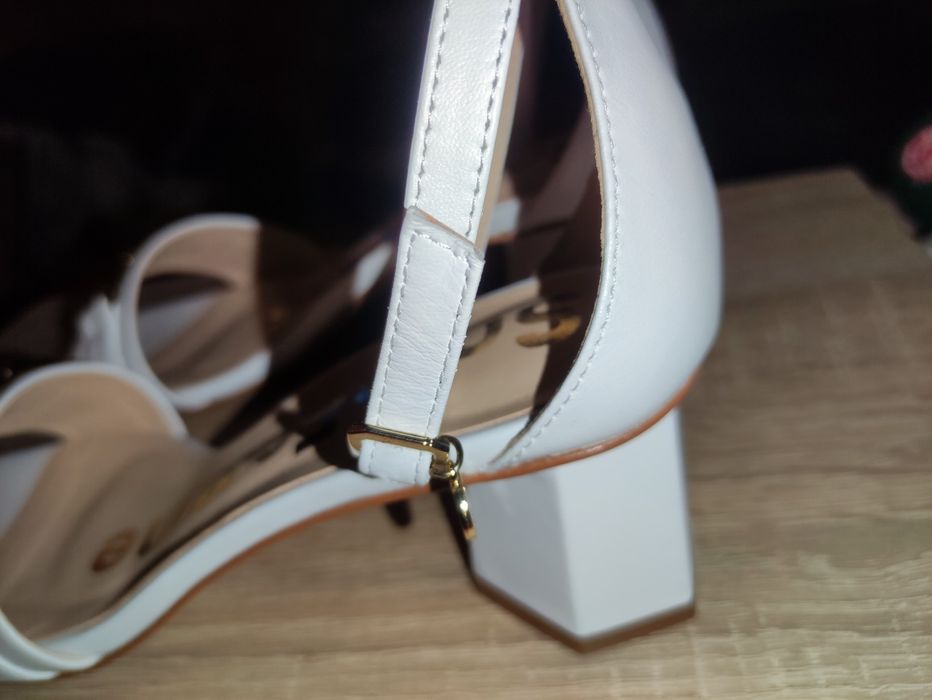 Sandałki białe na słupku białe skóra rozmiar  38