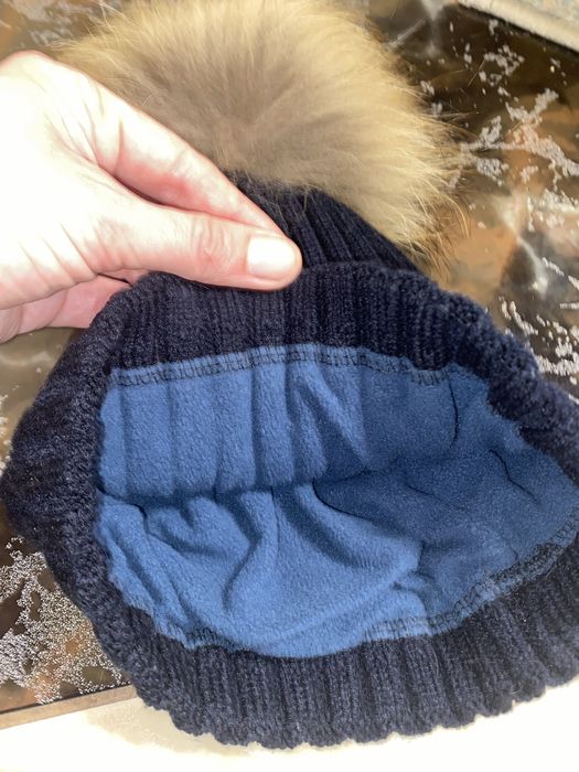 Тепла нова шапка з натуральним котасом