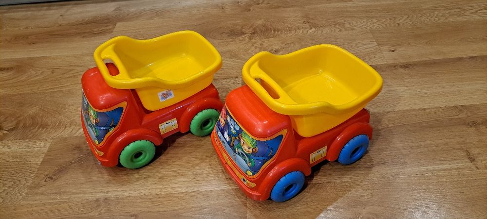 Dwa samochody ciężarówki do zabawy