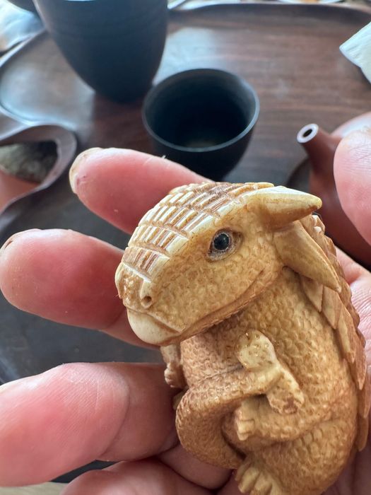Dinossauros esculpidos em chifres de veado