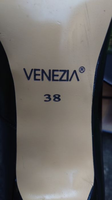 Venezia czarne skórzane szpilki czółenka.