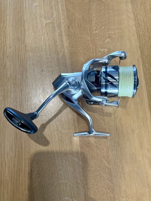 Kołowrotek Shimano STRADIC FM 4000M MHG (5,7:1) + plecionka Daiwa gratis