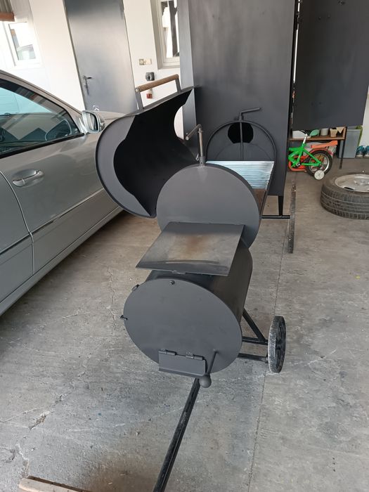 Grill z wedzarnią