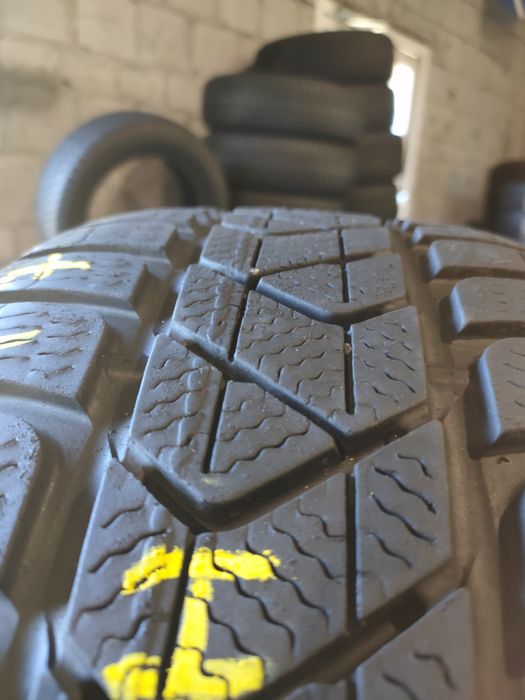 215/55r17 Pirelli Sottozero 3 z 2020r około 6mm