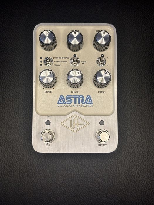 Vendo pedal de guiatarra UA novo