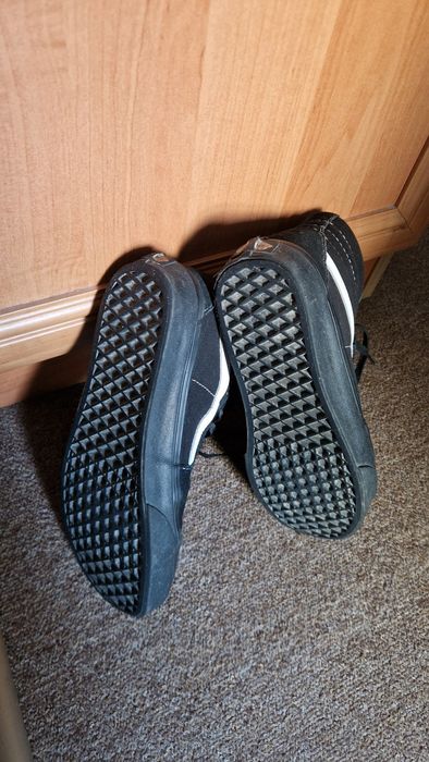 wysokie czarne buty vans