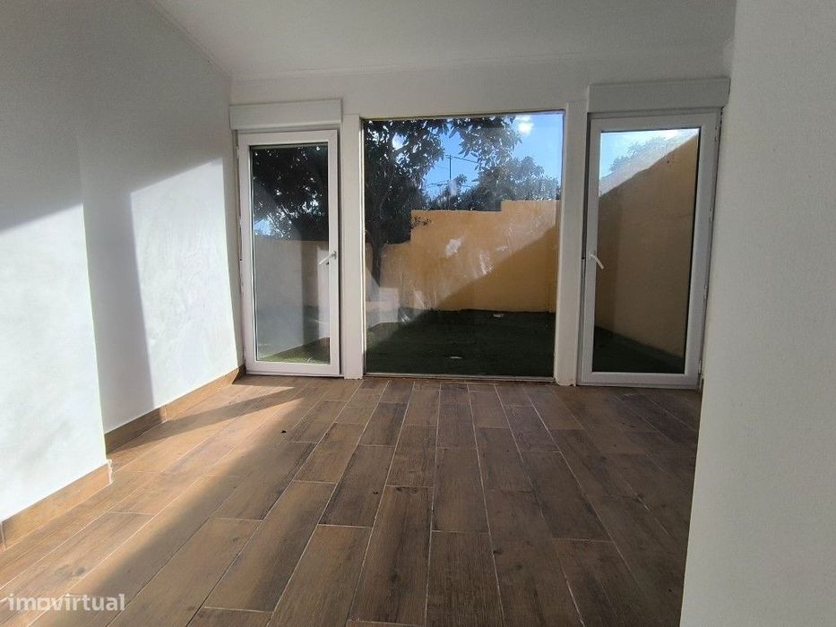 Apartamento T2 Reabilitado com Logradouro | Campolide - Lisboa