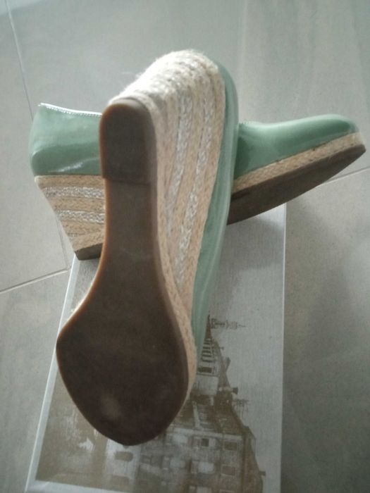 Buty na koturnie miętowe