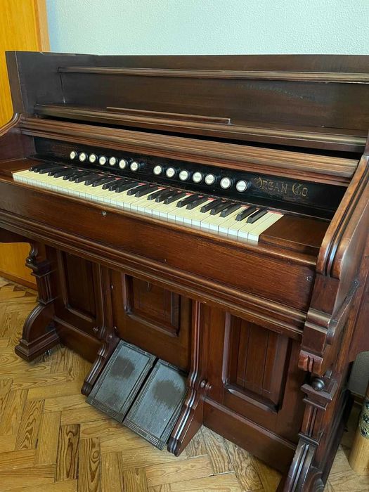 Órgão antigo com pedais – Harmonium americano (Worcester, Mass. USA)
