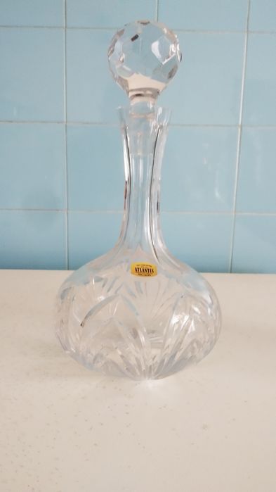 Vendo garrafas licoreiras de cristal vintage e outras também vintage