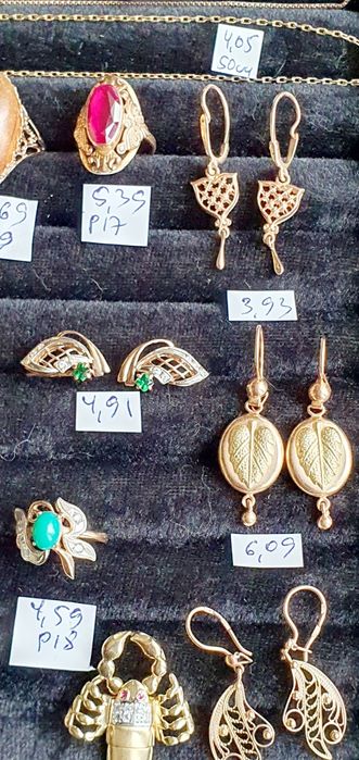 В продаже золотые изделия производства СССР.