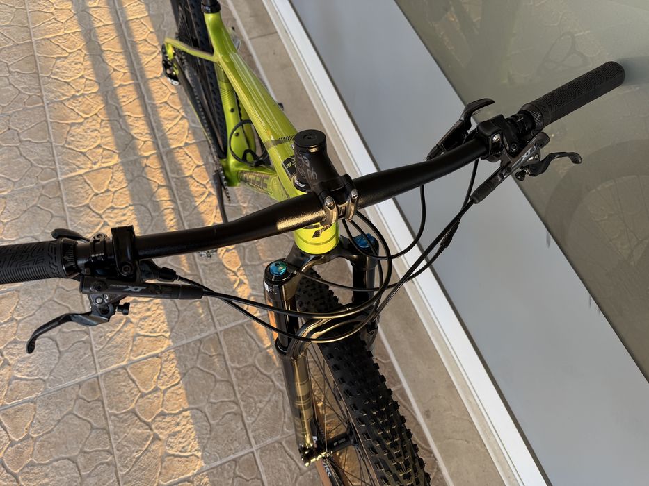 Bicicleta de BTT bem equipada 29