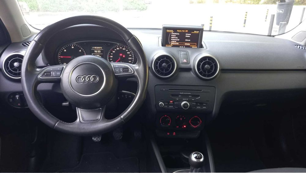 Audi A1 1.6TDI Sportback 90cv Nacional , c/ livro revisoes foto 3