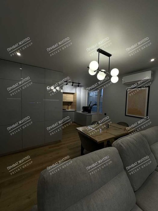 Трикімнатна квартира в сучасному будинку з дизайнерським ремонтом