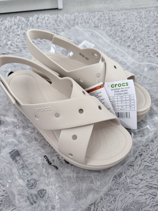 Продам нові босоніжки Crocs Brooklyn 4U Cross Strap Sandal