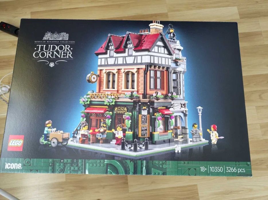 LEGO Tudor corner 10350 modular plus Corner kiosk